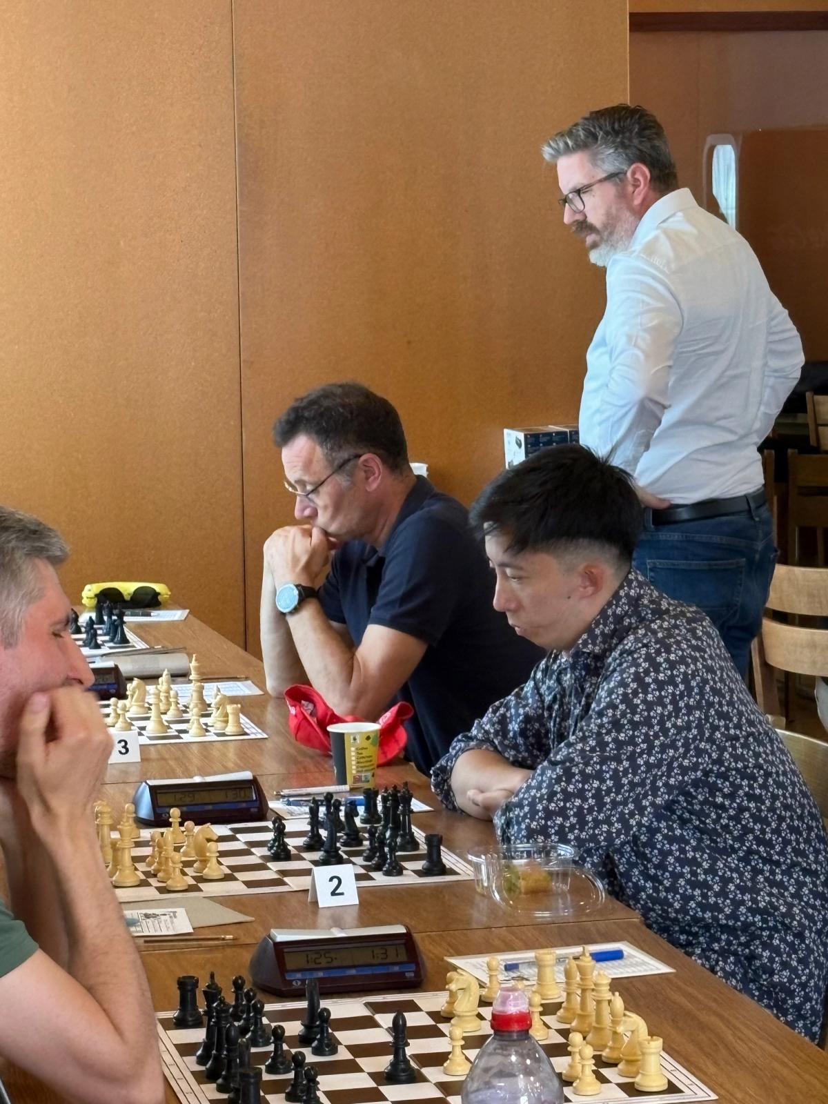 Erfolgreich für Glarus: Syang Zhou, Ingo Meyer und Markus Räber (stehend).