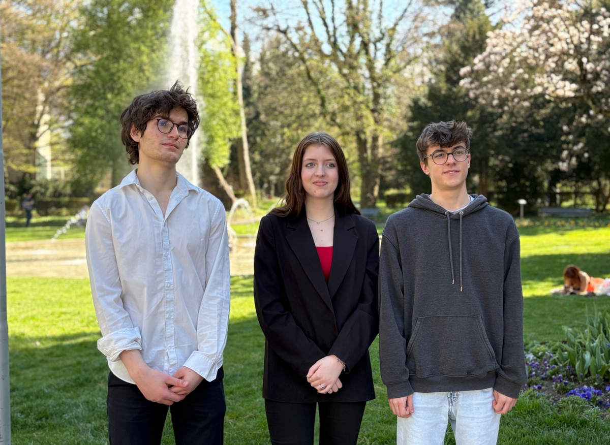 Das Siegertrio mit Simon Lamaze (Frankreich, Rang 2), Turniersiegerin Eline Roebers (Niederlande) und Matthias Mattenberger (Schweiz, Rang 3). Bild: Daniel Jenny