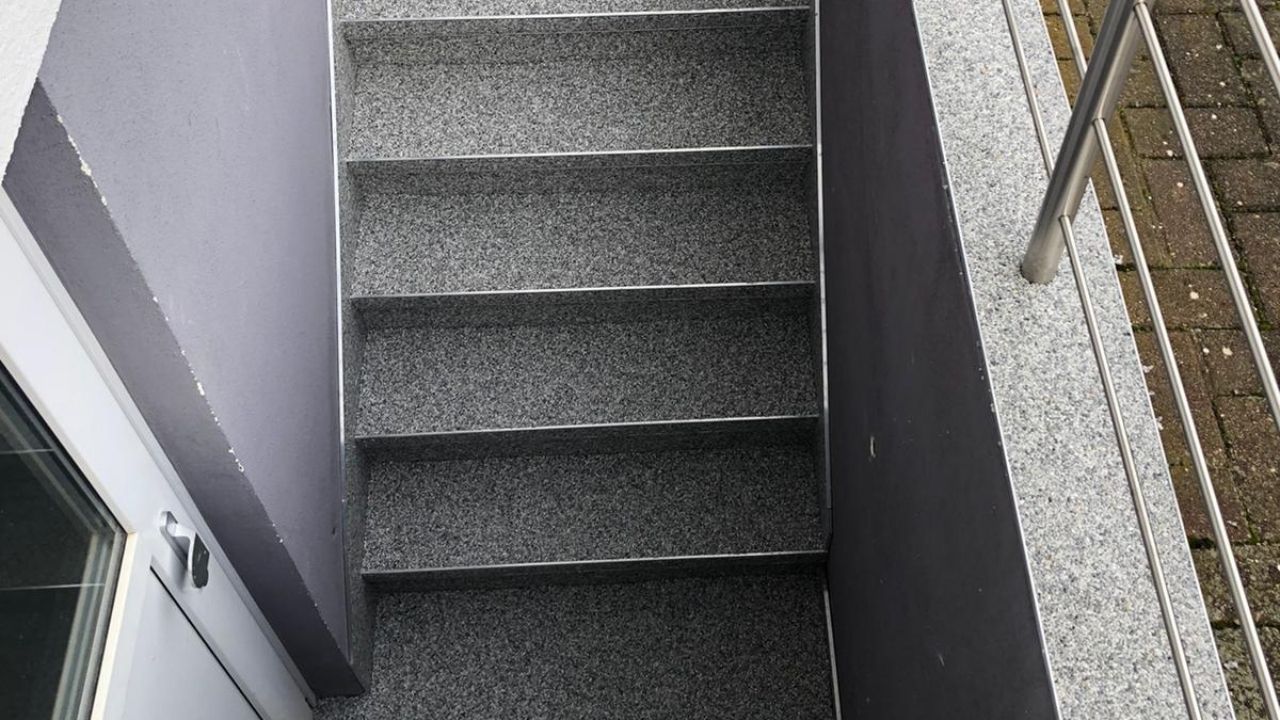 Modernisieren Sie Ihre Kellertreppe mit Steinteppich! Schöner, sicherer und langlebiger