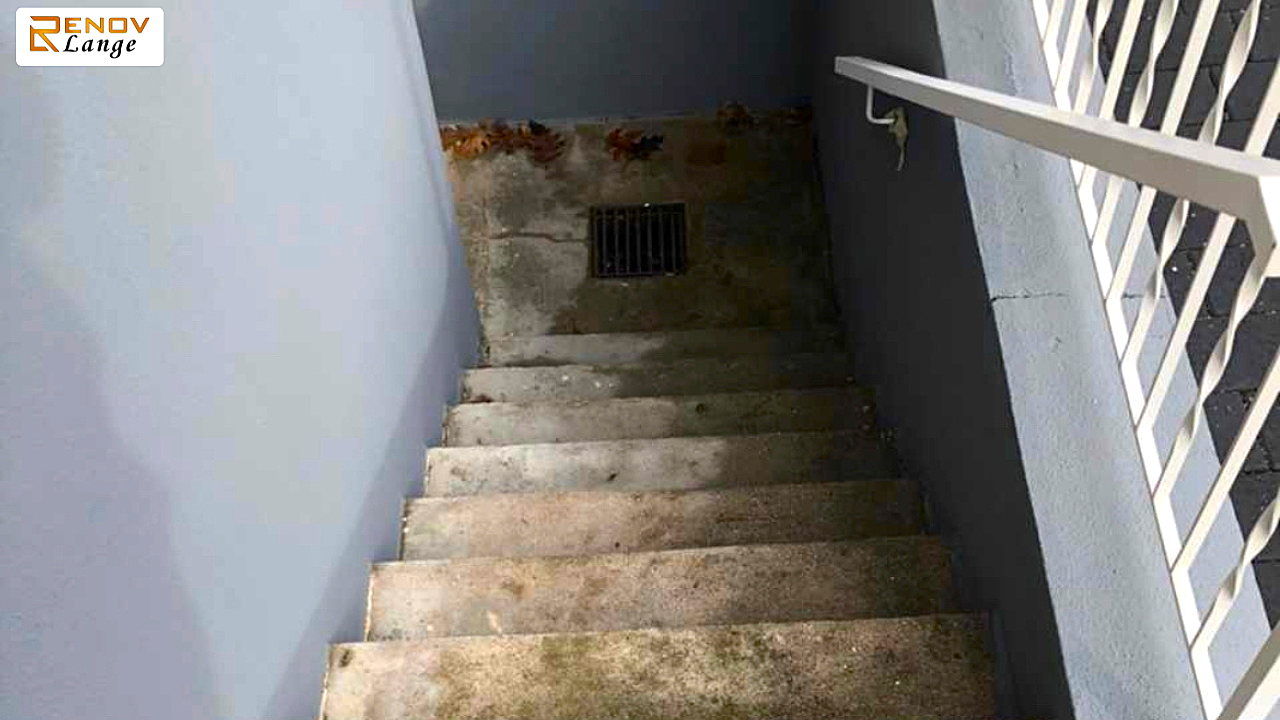So sah die Kellertreppe außen Steinteppich vorher aus – Risse, Abnutzung und Wasserpfützen überall.