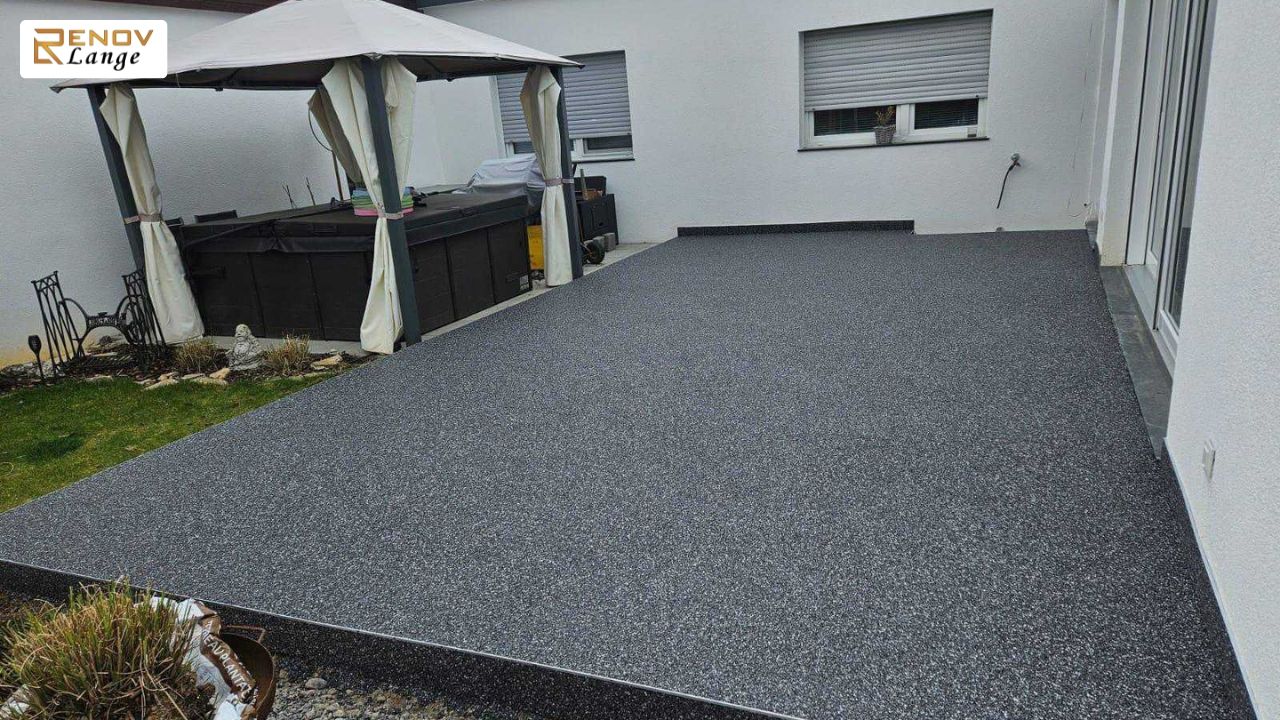 Perfekt saniert mit Steinteppich Terrasse.