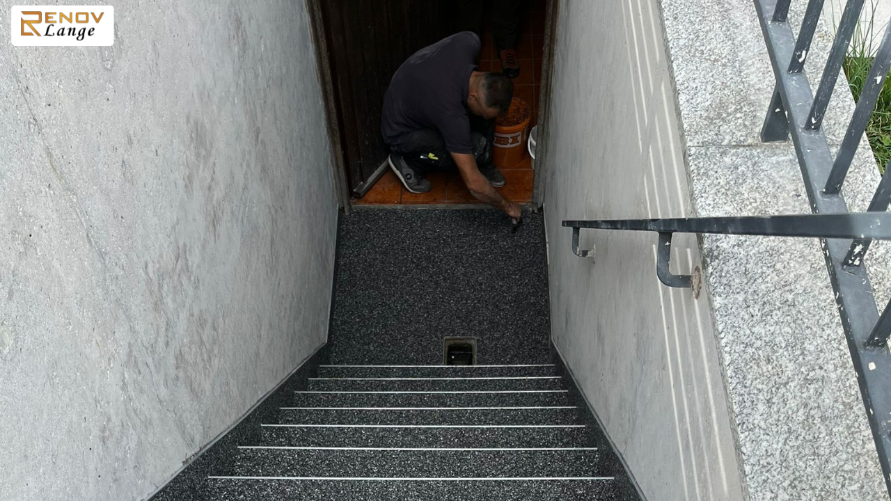Steinteppich verlegen Kellertreppe beginnt mit sorgfältiger Rissfüllung und Vorbereitung der Oberfläche.