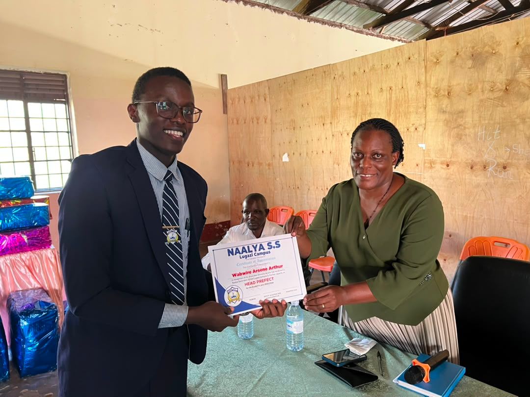 headteacher-rewarding-the-outgoing-premier-with-a-certificate