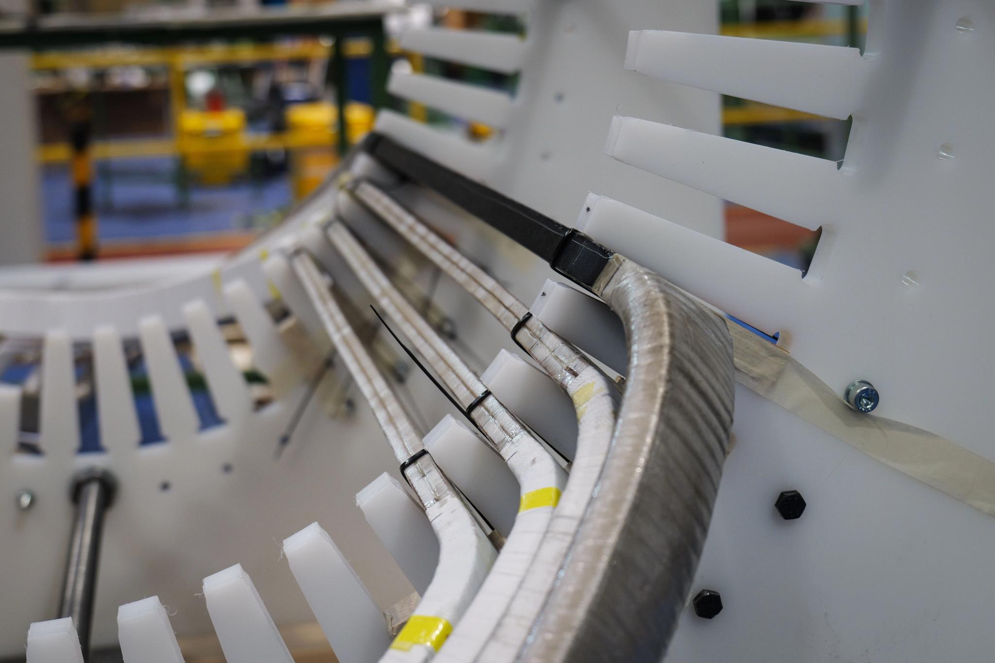 Bobinas aisladas instaladas en el estator de un motor eléctrico industrial.