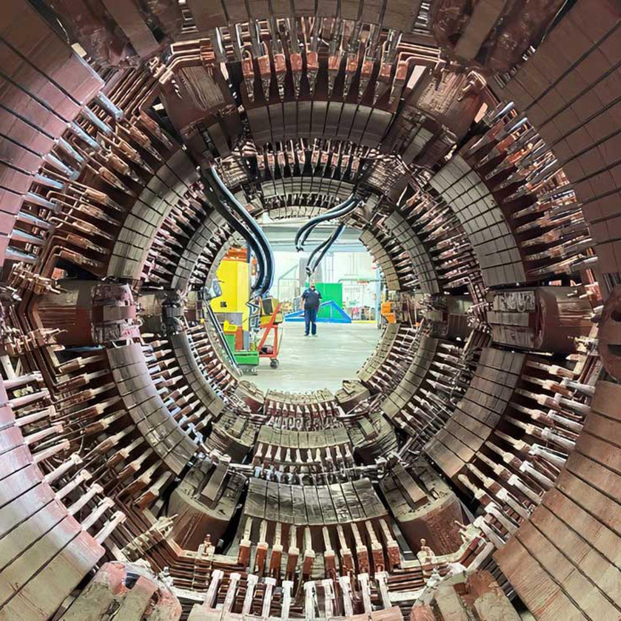 Vue intérieure du stator d’un grand générateur électrique en atelier de maintenance