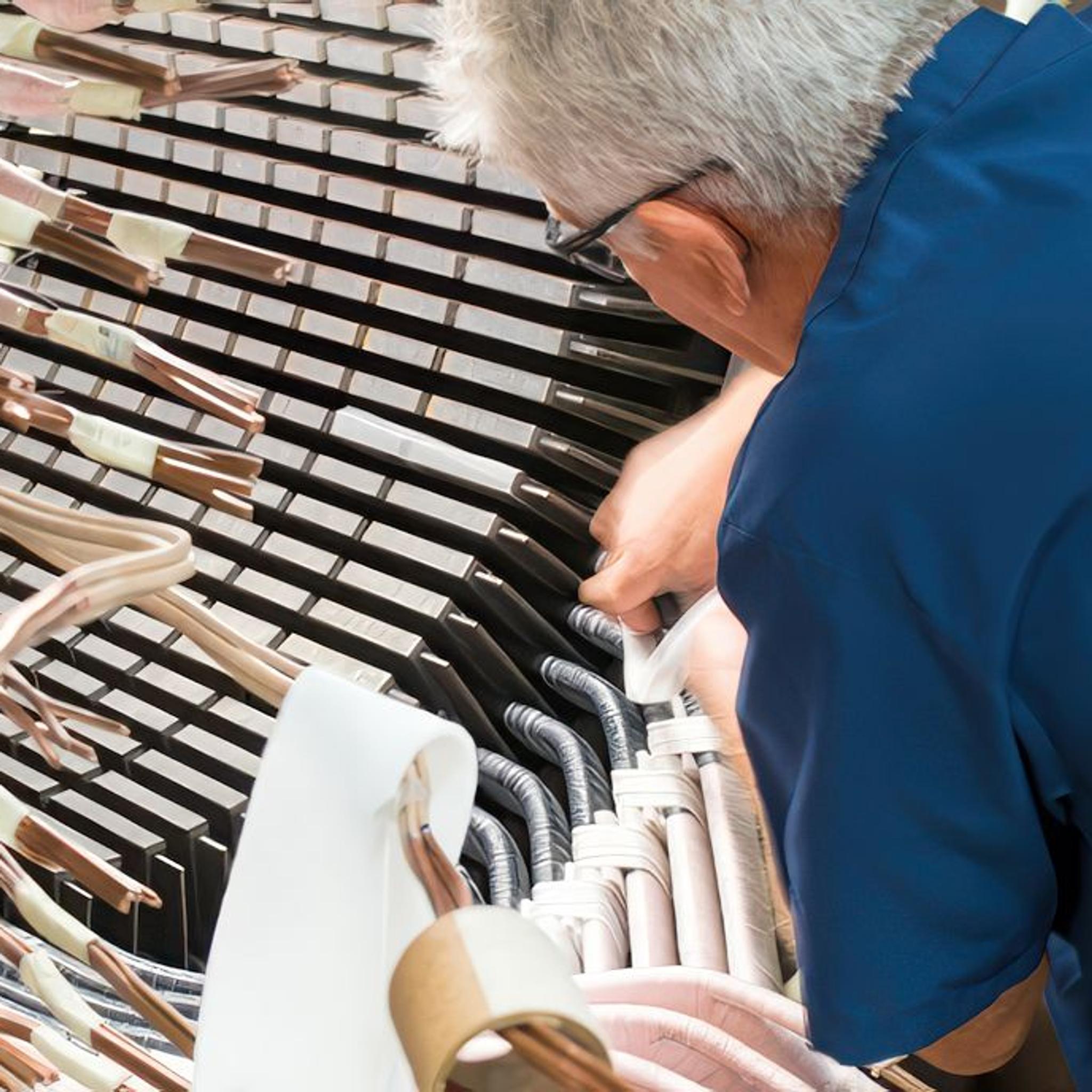 Un technicien inspecte les enroulements en cuivre du stator d’un grand moteur électrique.