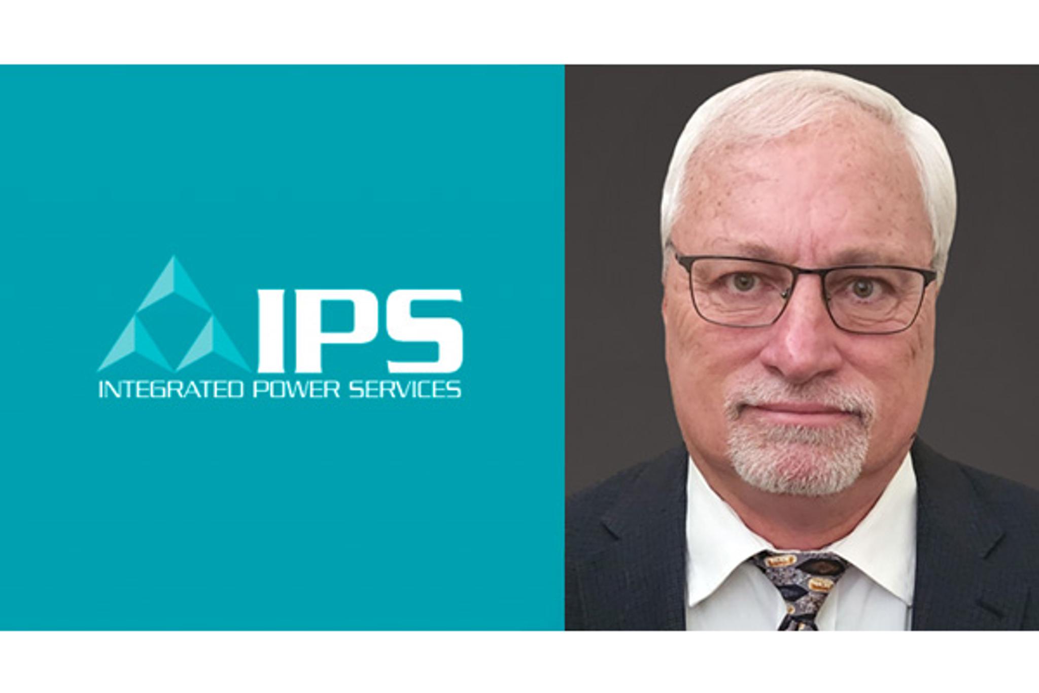 Portrait d’un dirigeant d’IPS en costume, à côté du logo Integrated Power Services.