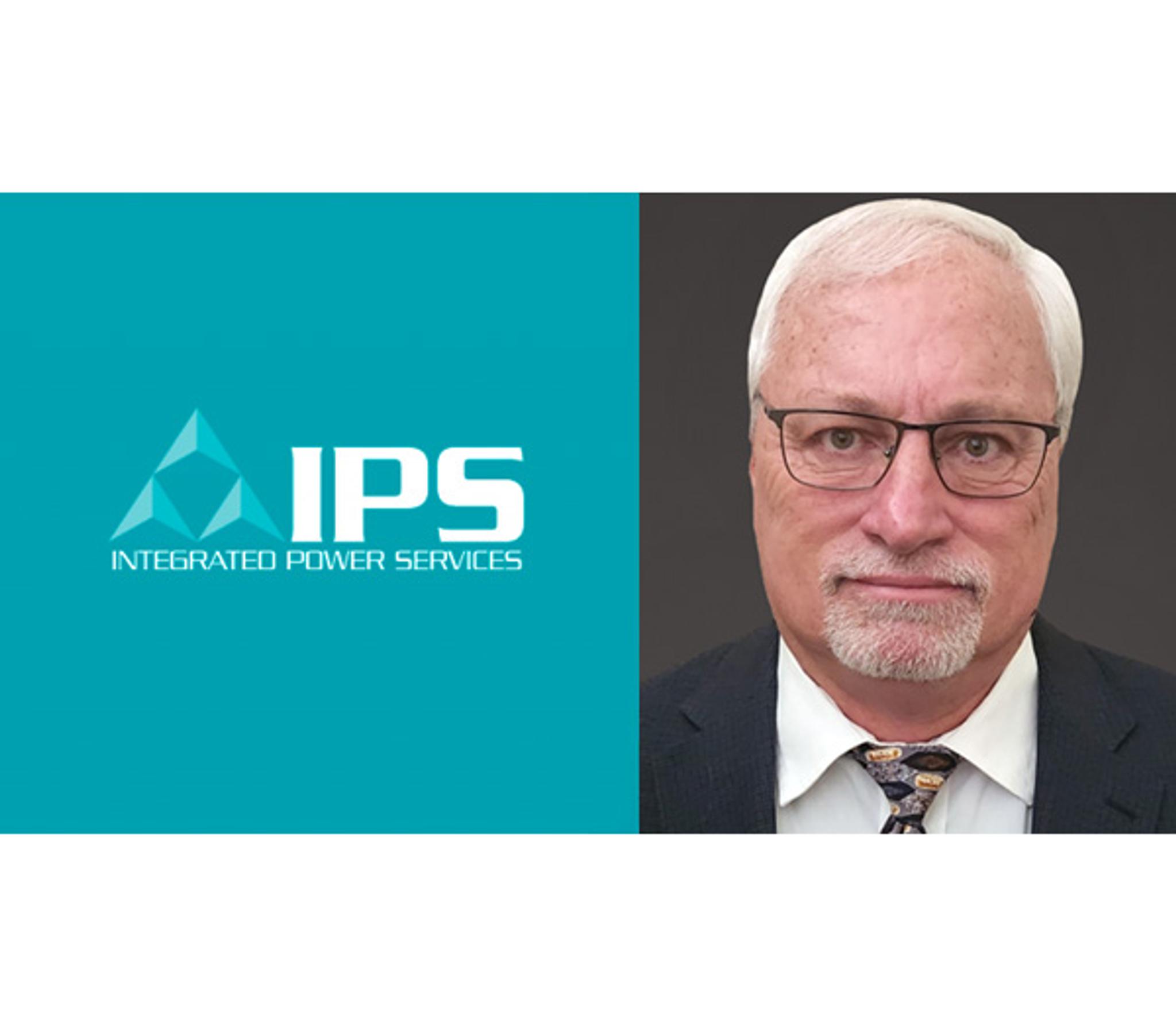 Portrait d’un dirigeant d’IPS en costume, à côté du logo Integrated Power Services.