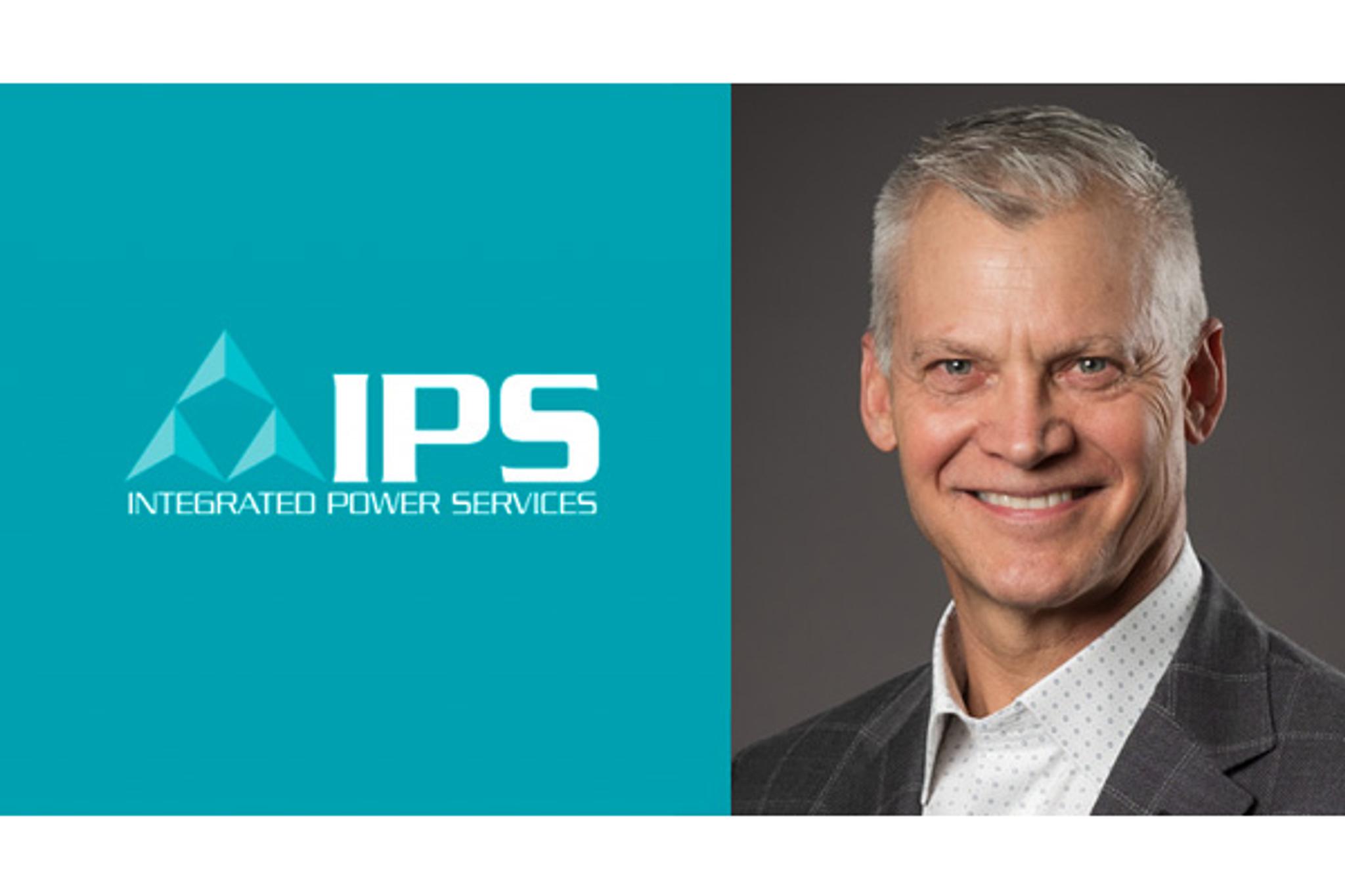 Portrait d’un dirigeant souriant à côté du logo d’Integrated Power Services (IPS).