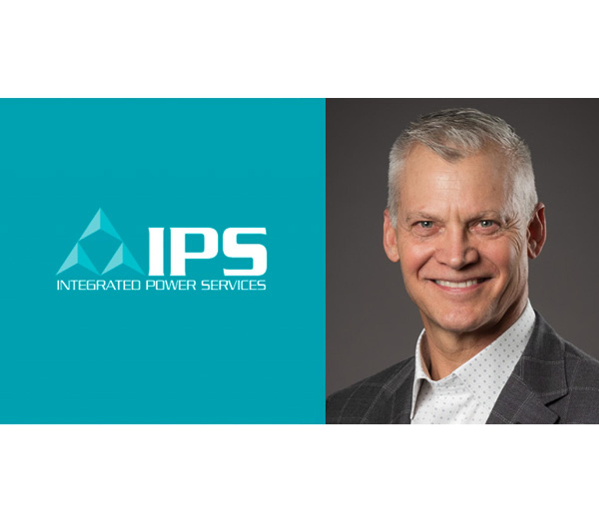 Portrait d’un dirigeant souriant à côté du logo d’Integrated Power Services (IPS).