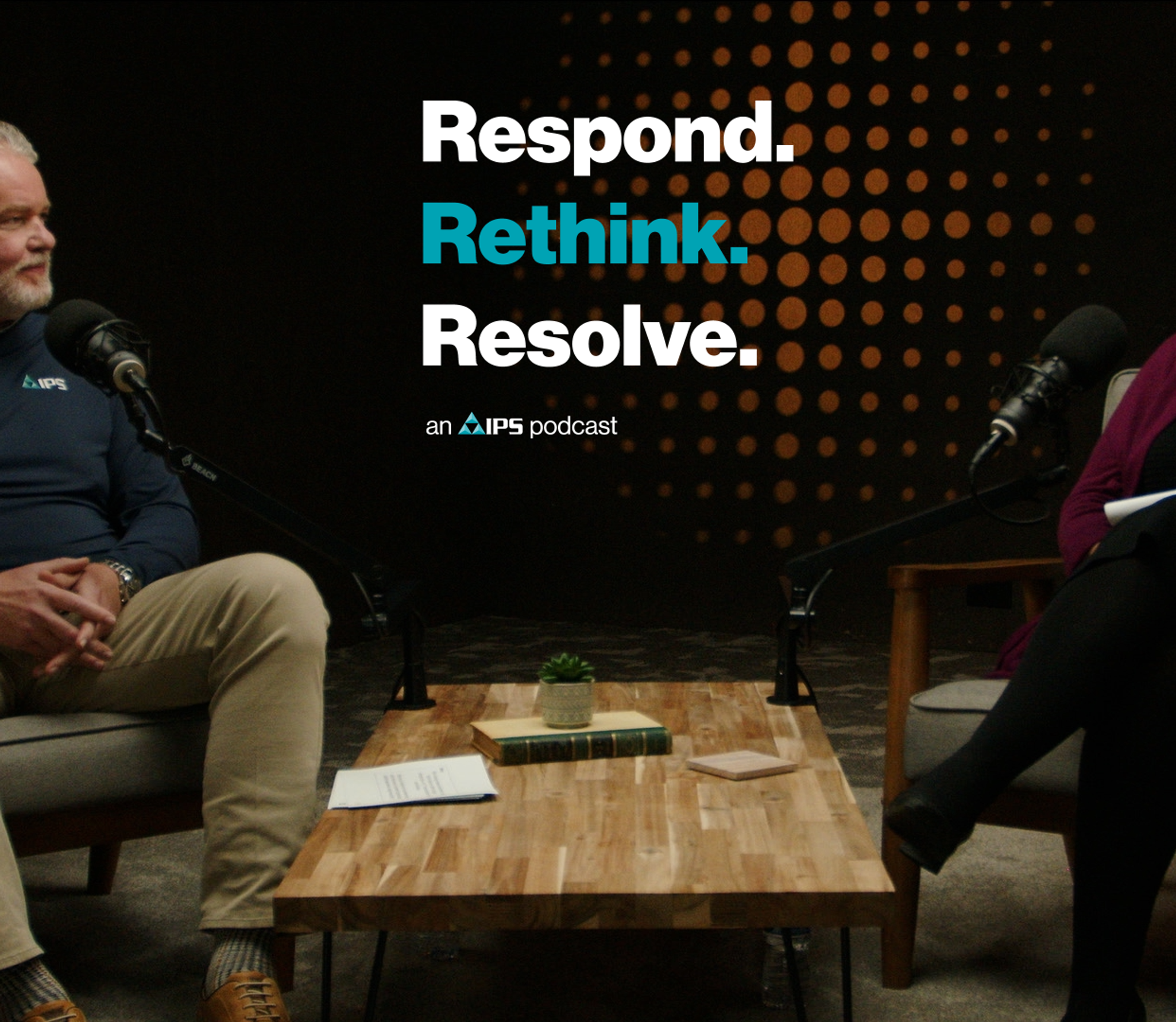 Deux animateurs enregistrent le balado IPS « Respond. Rethink. Resolve. » devant des microphones.