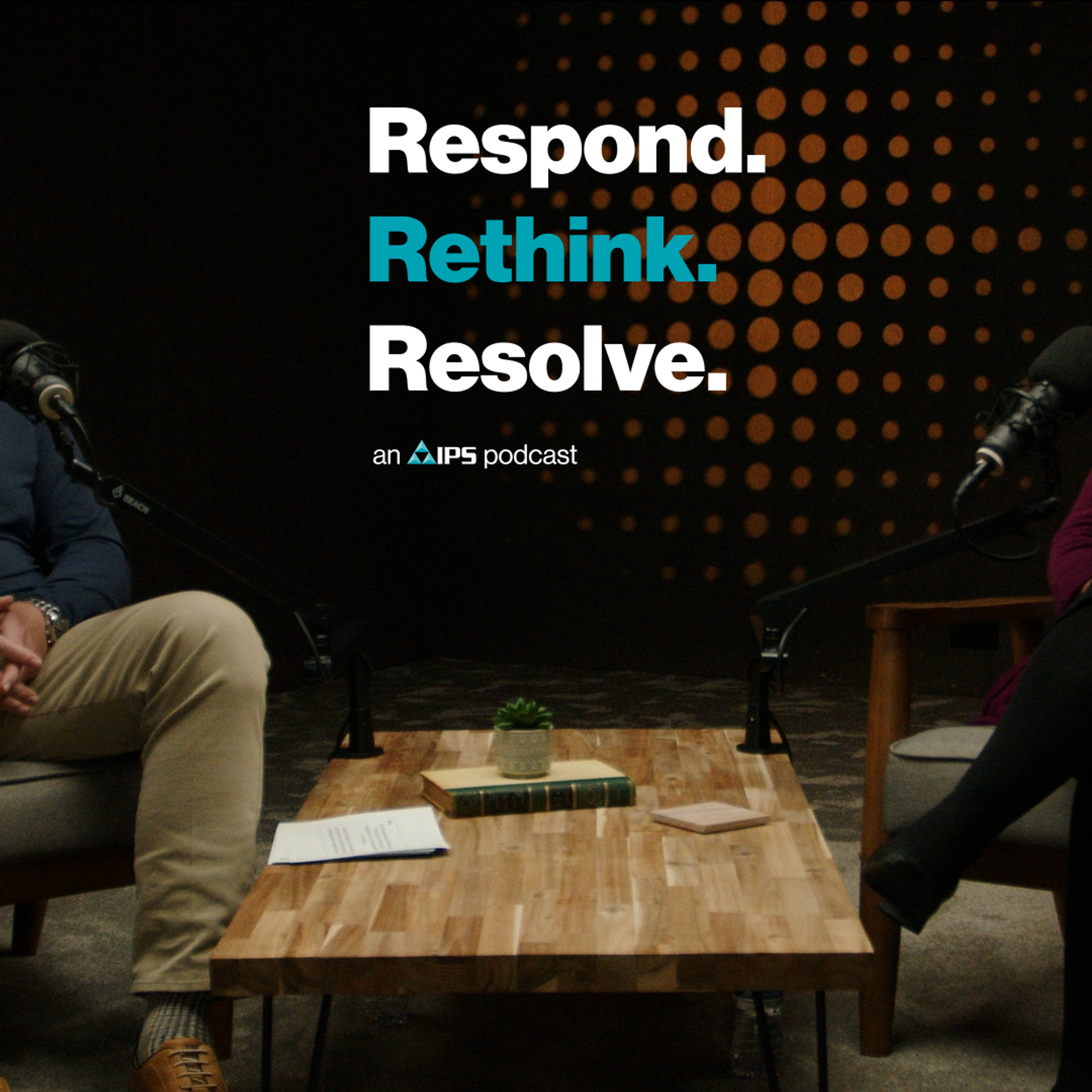 Deux animateurs enregistrent le balado IPS « Respond. Rethink. Resolve. » devant des microphones.