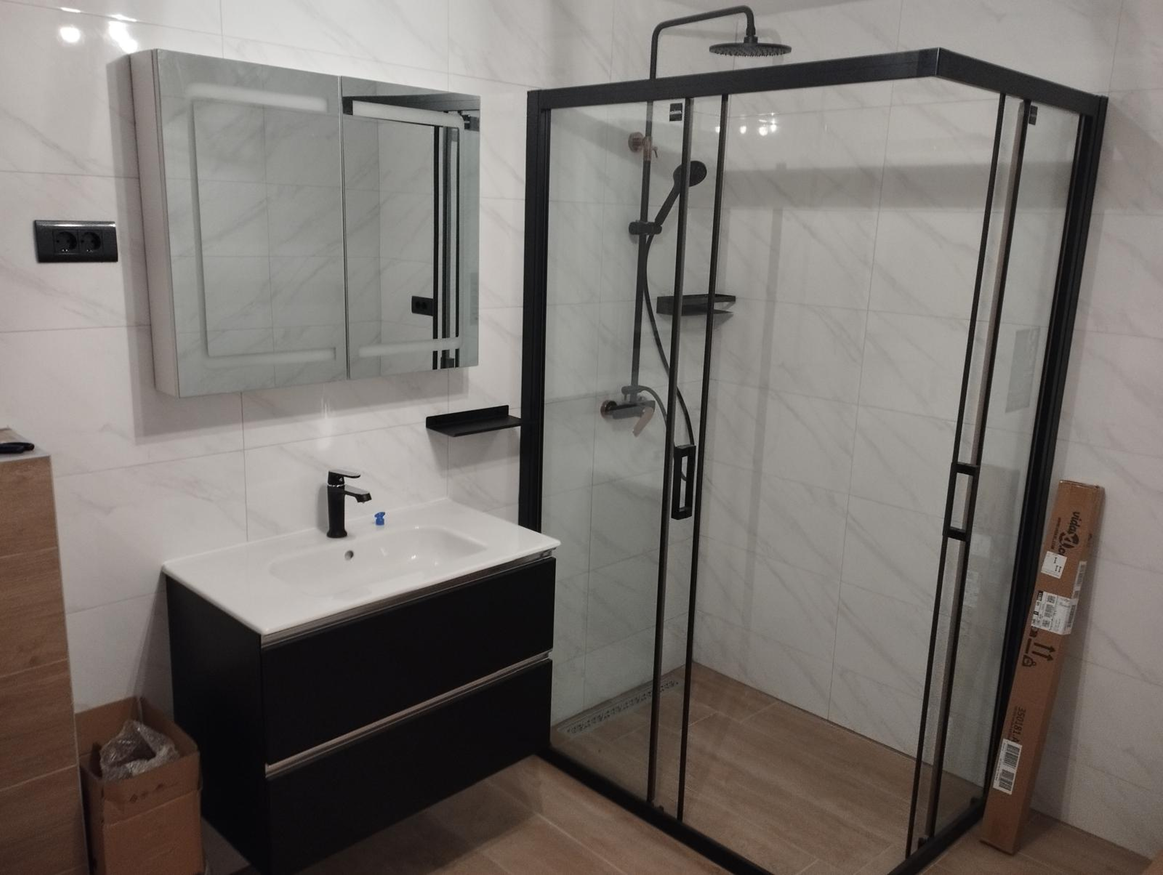 Moderna kupaonica s tušem