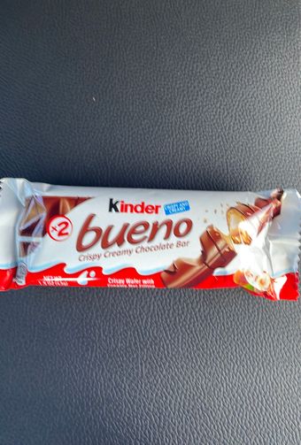 Kinder, Kinder Bueno, barcode: 0009800000555, has 1 potentially harmful, 2 questionable, and
    1 added sugar ingredients.