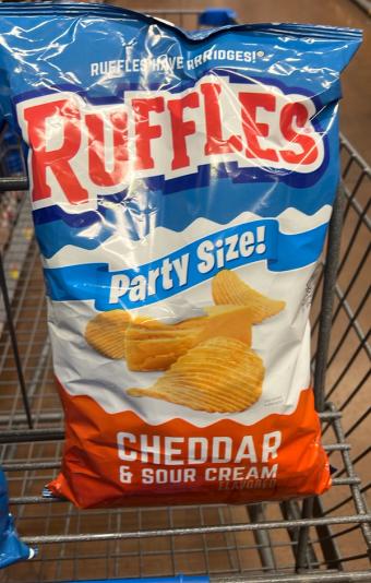 Ruffles, Ruffles Party Size Cheddar & Sour Cream Flavored Potato Chips 12.5 oz, barcode: 0028400517744, has 7 potentially harmful, 5 questionable, and
0 added sugar ingredients.