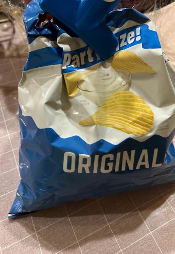 Ruffles, Ruffles Party Size Original Potato Chips 13 oz, barcode: 0028400517737, has 2 potentially harmful, 1 questionable, and
    0 added sugar ingredients.
