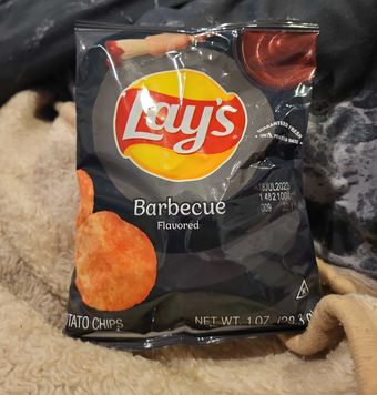 Lay's, Potato chips Barbecue, barcode: 0028400008617, has 3 potentially harmful, 3 questionable, and
    3 added sugar ingredients.