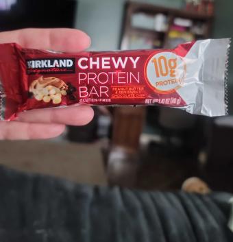 Kirkland, Chewy Protein Bar, barcode: 0096619160754, has 2 potentially harmful, 4 questionable, and
    2 added sugar ingredients.