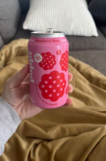 Poppi, Poppi Raspberry Rose Prebiotic Soda 12 fl oz, barcode: 0709586514894, has 0 potentially harmful, 2 questionable, and
    1 added sugar ingredients.