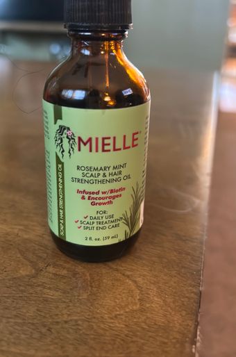 Mielle, Mielle Rosemary Mint Scalp & Hair Strengthening Oil 2 Oz, barcode: 0854102006732, has 1 potentially harmful, 1 questionable, and
    0 added sugar ingredients.