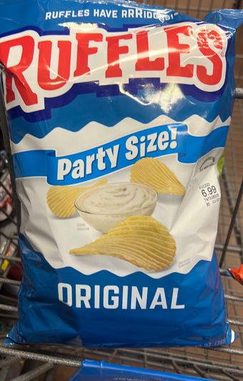Ruffles, Ruffles Party Size Original Potato Chips 13 oz, barcode: 0028400517737, has 2 potentially harmful, 1 questionable, and
    0 added sugar ingredients.
