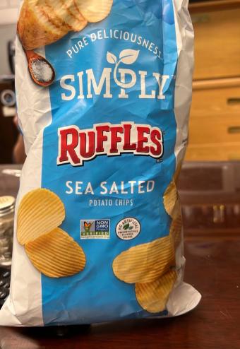 Simply, Ruffles Simply Potato Chips Sea Salted 8 Oz, barcode: 0028400679114, has 0 potentially harmful, 1 questionable, and
    0 added sugar ingredients.