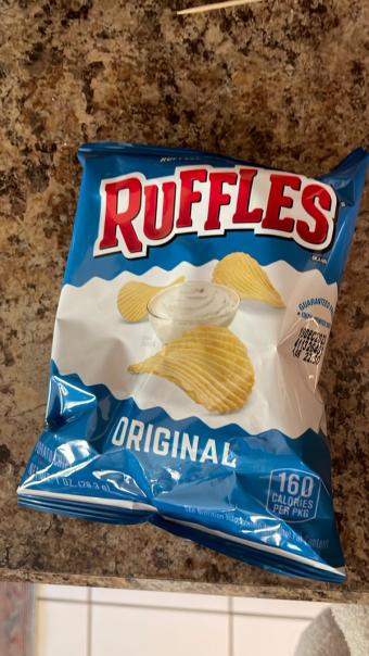 Ruffles, Ruffles Original Potato Chips 1 oz, barcode: 0028400090148, has 2 potentially harmful, 1 questionable, and
    0 added sugar ingredients.