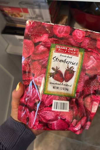 Trader Joe's, Trader Joe's Freeze dried Strawberries, barcode: 0000000806657, has 0 potentially harmful, 0 questionable, and
    0 added sugar ingredients.