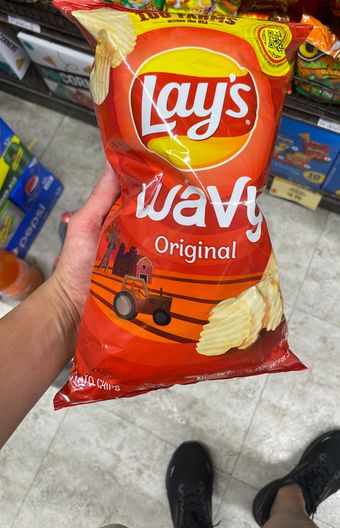 Lay's, Lay's Wavy Potato Chips Original 7 3/4 Oz, barcode: 0028400043809, has 2 potentially harmful, 1 questionable, and
    0 added sugar ingredients.