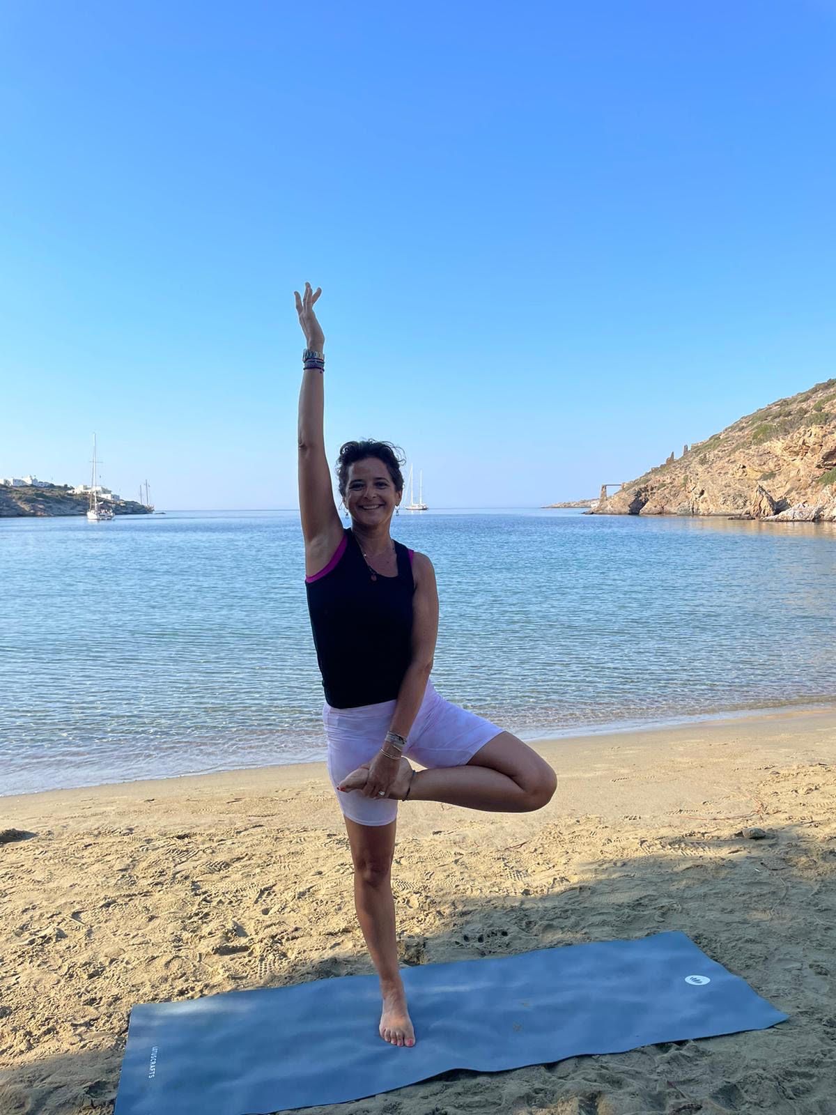 Catherine pratiquant le yoga face à la mer