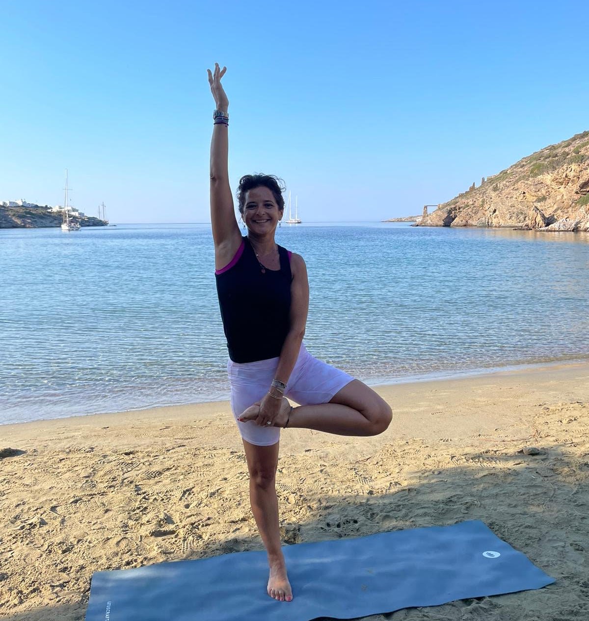 Catherine pratiquant le yoga face à la mer