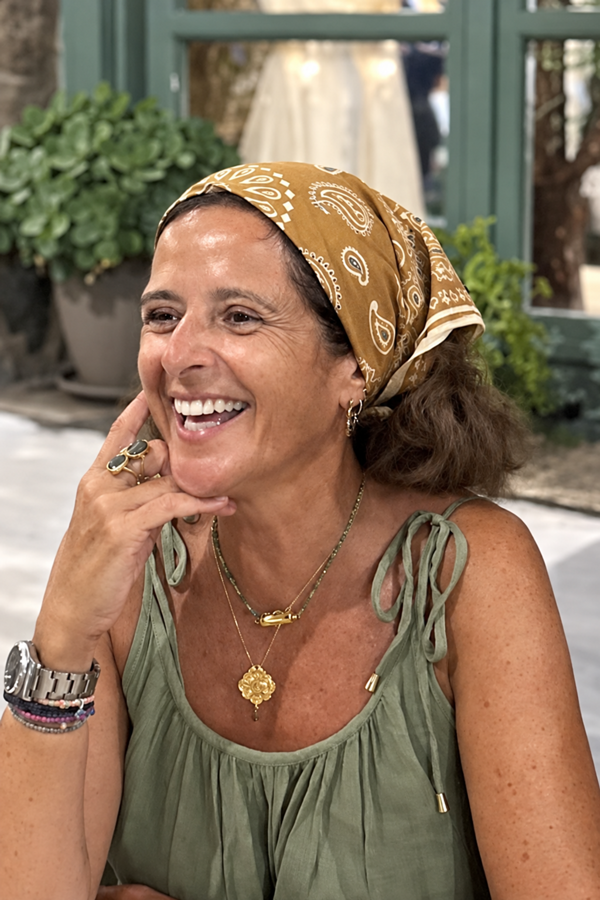 Catherine souriante avec un bandeau dans les cheveux