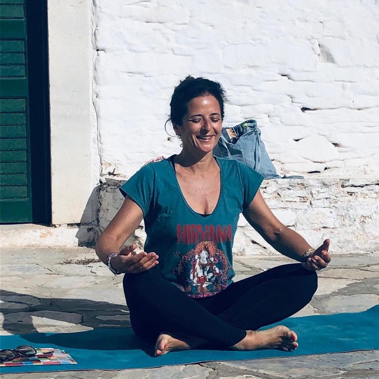 Catherine assise en tailleur, en tee-shirt vert, lors d’une retraite en Grèce