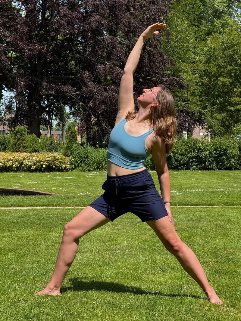 Hanneke in een yogahouding op het gras