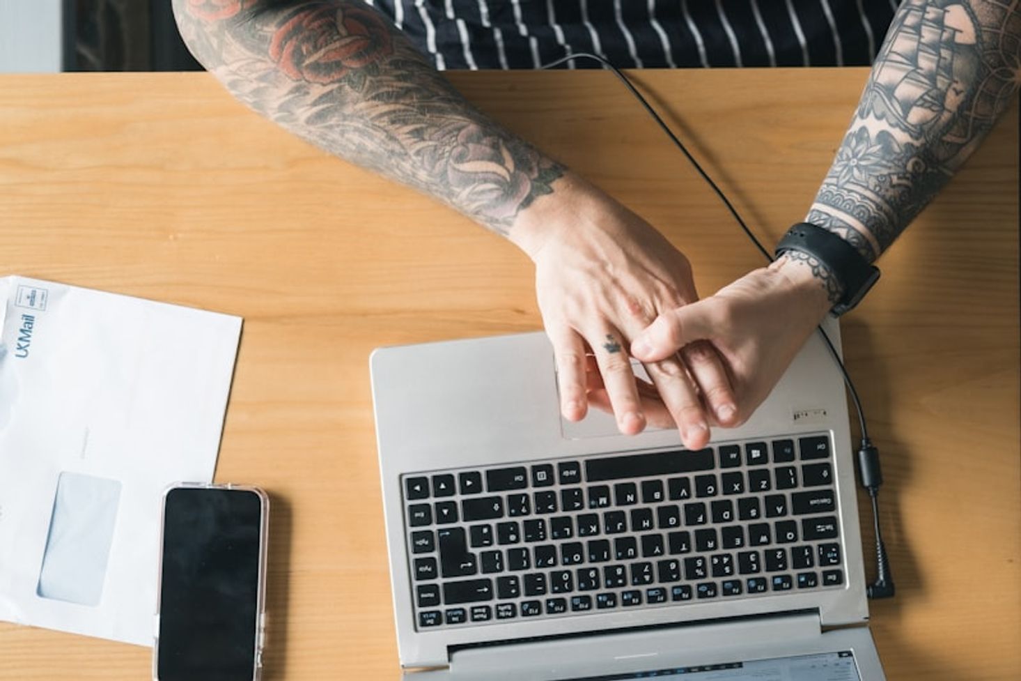 Właścicielka małej firmy pracuje na laptopie wśród towaru – kreator stron z AI dla małego biznesu w Polsce