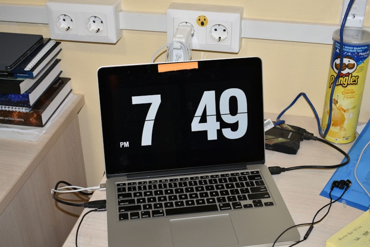 Laptop z wyświetlonym cyfrowym zegarem na biurku — symbol szybkiego, 15-minutowego tworzenia landing page z AI