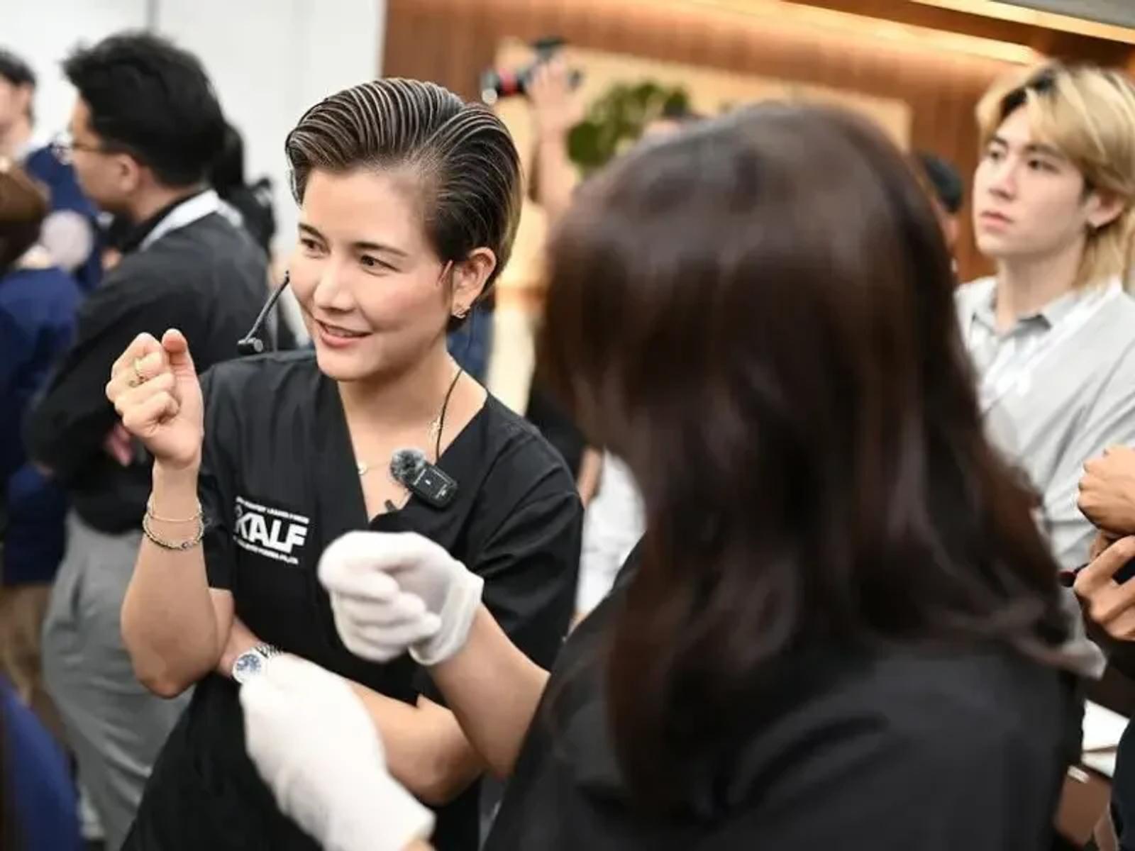 คุณหมอกิ๊ฟพูดคุยเรื่องเทคนิคกับแพทย์ที่เข้าร่วมการฝึกอบรม