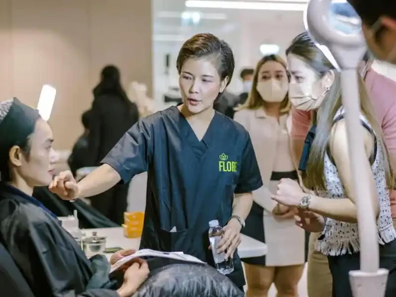 คุณหมอกิ๊ฟสาธิตการประเมินใบหน้าในการฝึกอบรมแพทย์
