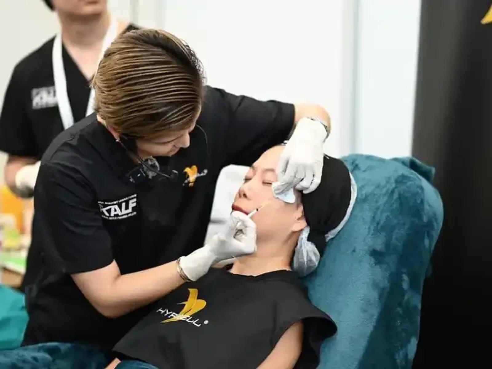คุณหมอกิ๊ฟสาธิตเทคนิคการฉีดในการฝึกอบรมแพทย์