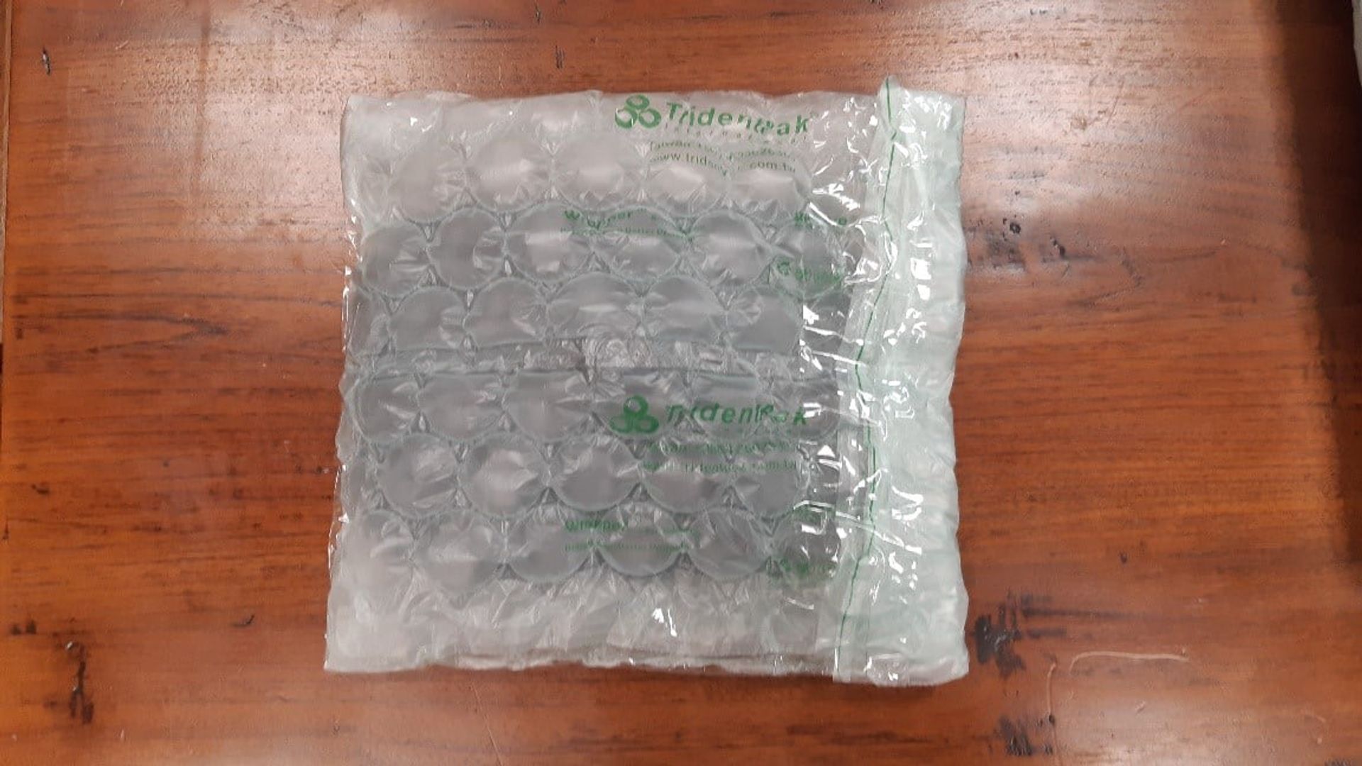 底座包裝:使用包材保護 (請避免放置箱內時刮傷螢幕或刺破紙箱)