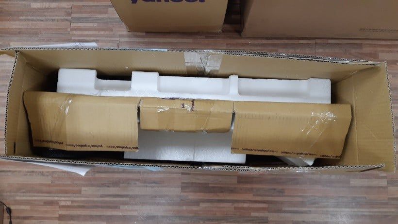 機器沒有用柔軟包材保護,空隙處沒有填滿,螢幕容易在運送途中擠壓破裂