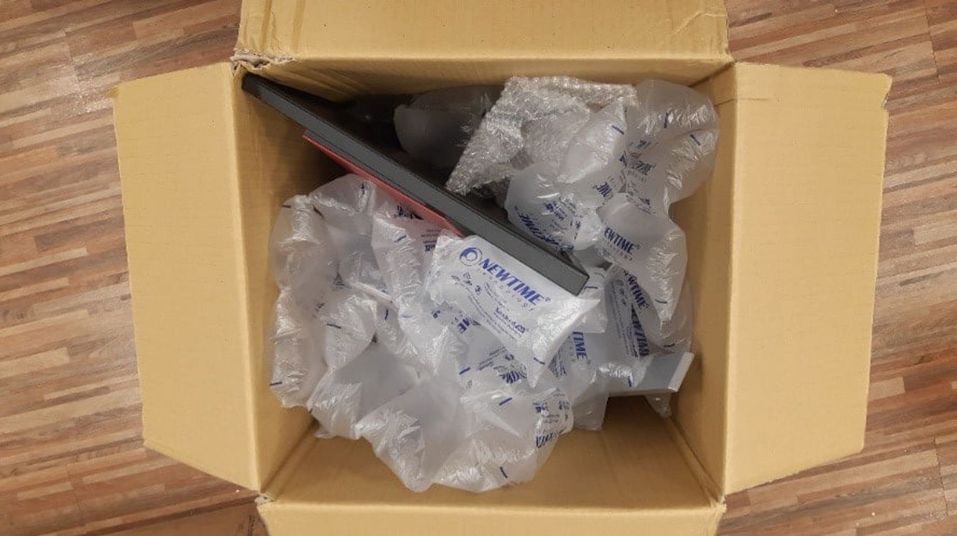 機器沒有包材包覆,置放方式錯誤,螢幕容易因碰撞,擠壓而破裂.