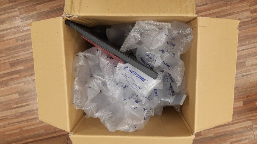 機器沒有包材包覆,置放方式錯誤,螢幕容易因碰撞,擠壓而破裂.