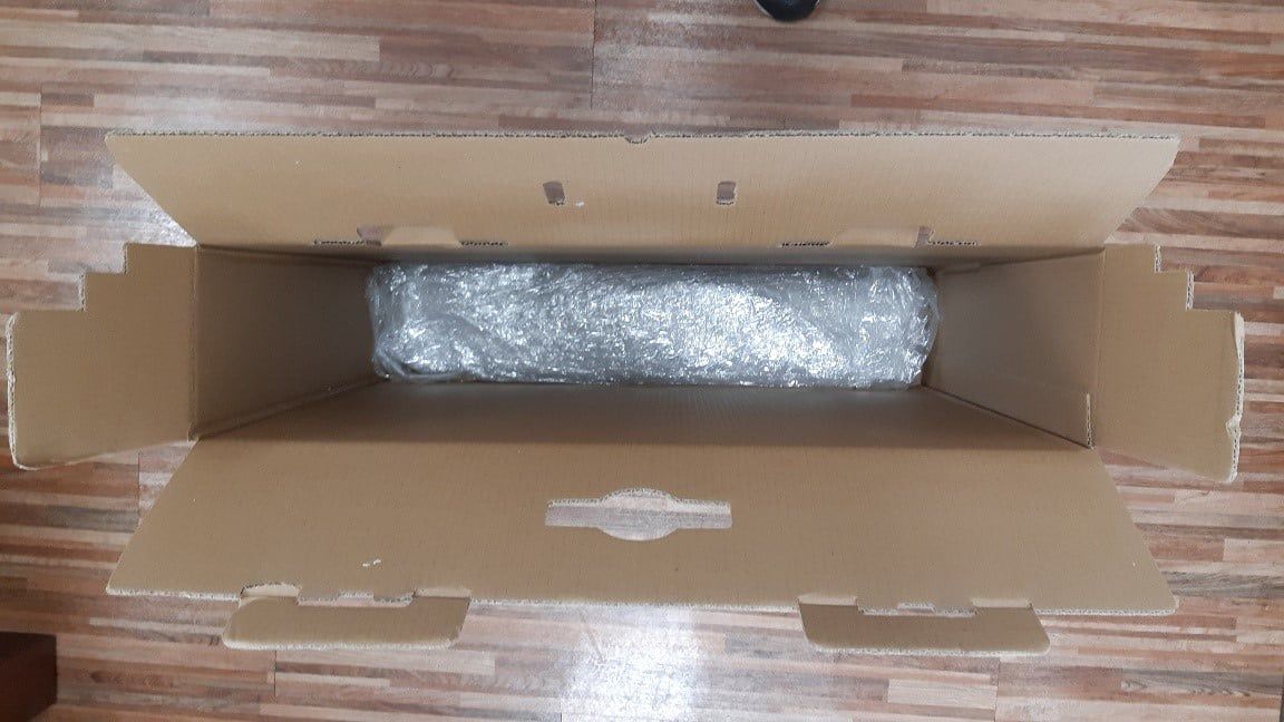 準備堅固完整的空箱,包材鋪底