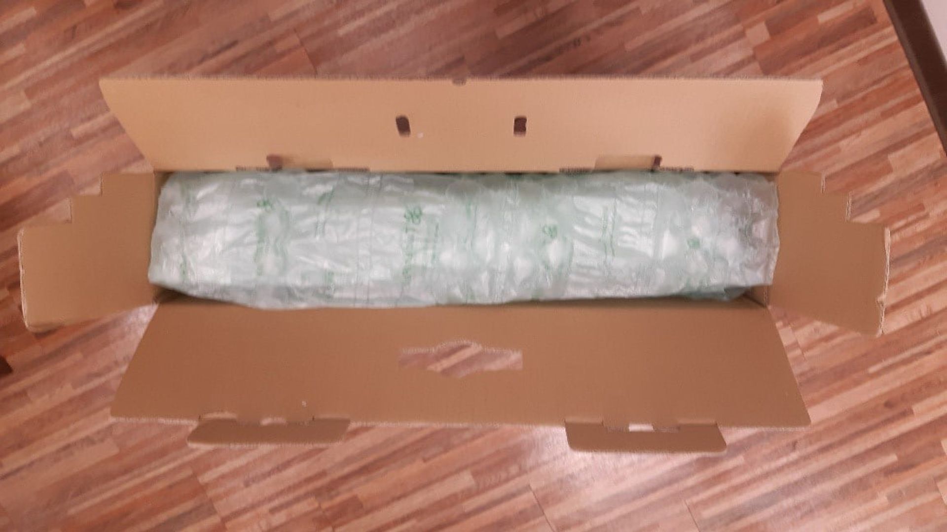 封箱:上層放入包材保護,再封箱