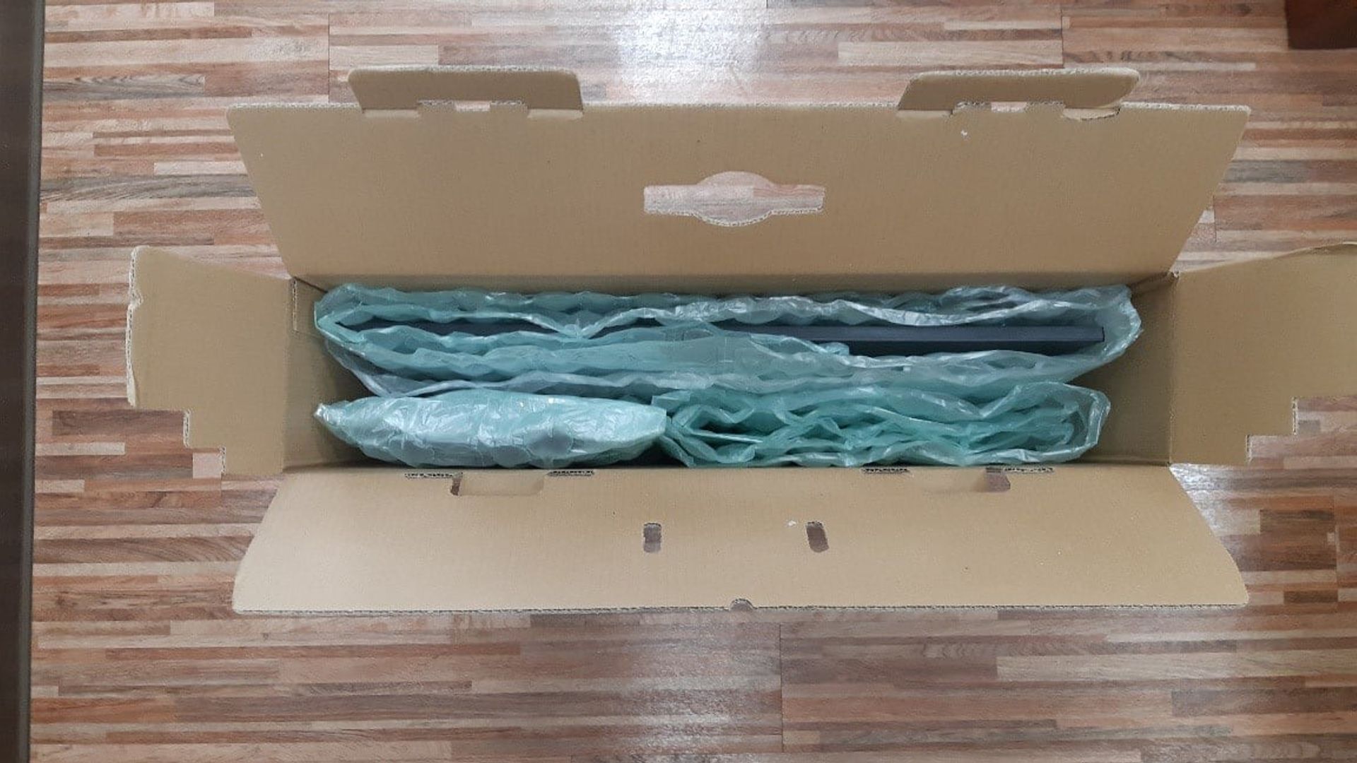 螢幕與底座置放方式:空隙請用包材填滿