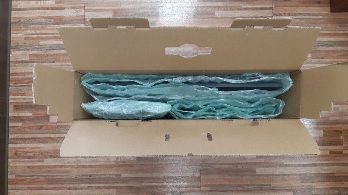 螢幕與底座置放方式:空隙請用包材填滿