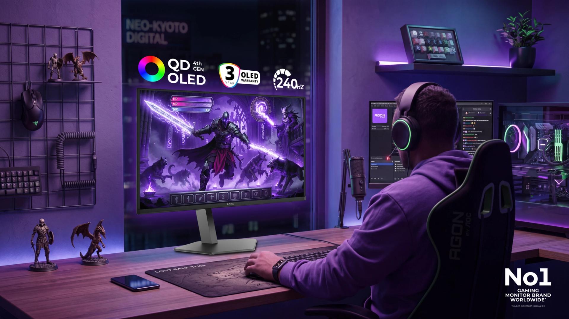 Joueur assis à un bureau utilisant un moniteur AGON PRO 4K QD-OLED dans un setup gaming moderne avec éclairage violet