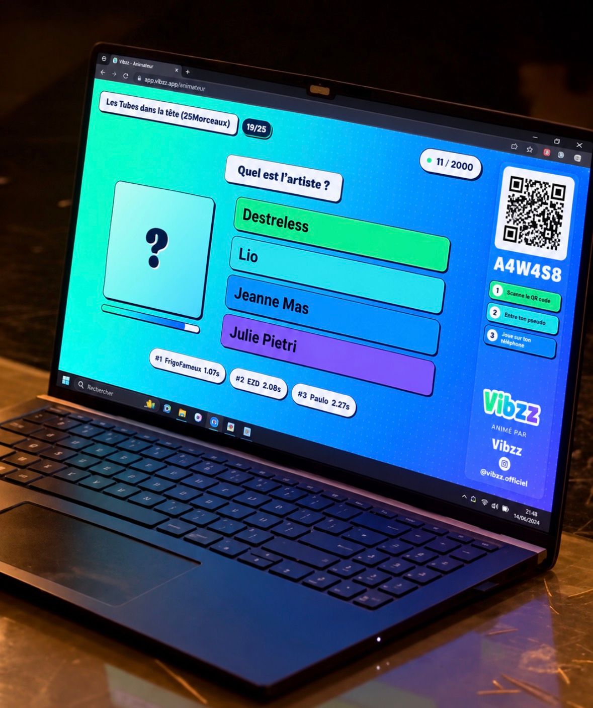 Interface Vibzz affichant une question de blind test et un QR code pour rejoindre la partie sans buzzer.