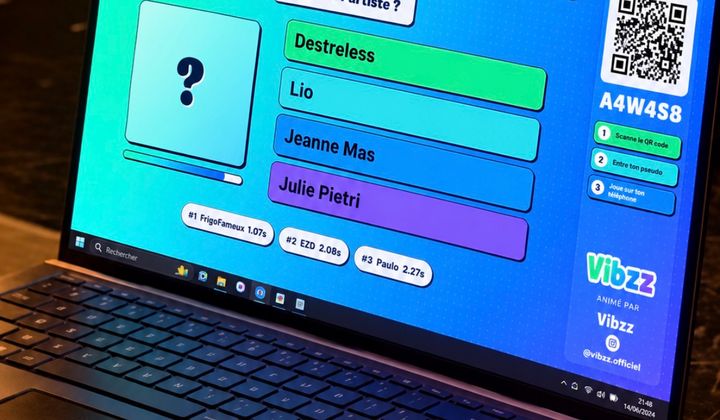 Interface Vibzz affichant une question de blind test et un QR code pour rejoindre la partie sans buzzer.